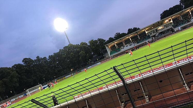 Schön war die Atmosphäre am Dienstagabend in Schweinfurt, wo der FC 05 einen verdienten Sieg auf den Rasen zauberte. Foto: Jürgen Schmitt