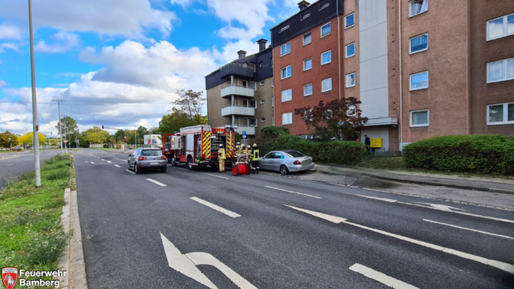 Bamberg: Rauchentwicklung in Geb&auml;ude - Feuerwehr muss T&uuml;r auffr&auml;sen