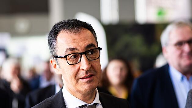 Cem &Ouml;zdemir