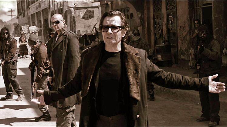 In einer zerfallenen Stadt, in der das Gesetz des St&auml;rkeren herrscht, trifft Eli auf den despotischen Carnegie (Gary Oldman).