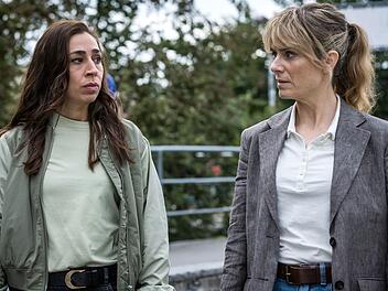 Nach einem Leichenfund in der Limmat sind die Kommissarinnen Tessa Ott (Carol Schuler, links) und Isabelle Grandjean (Anna Pieri Zuercher) schockiert von der Brutalit&auml;t der T&auml;ter.