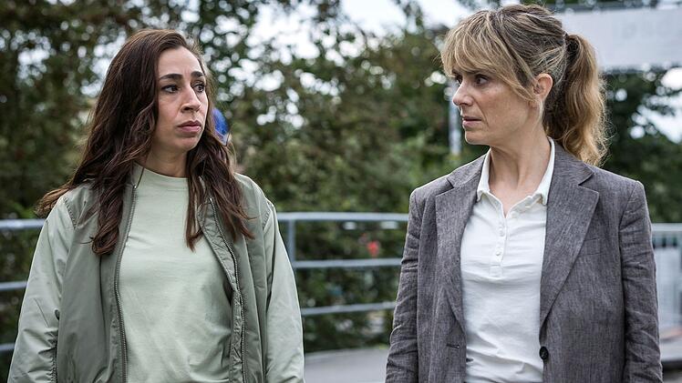 Nach einem Leichenfund in der Limmat sind die Kommissarinnen Tessa Ott (Carol Schuler, links) und Isabelle Grandjean (Anna Pieri Zuercher) schockiert von der Brutalit&auml;t der T&auml;ter.
