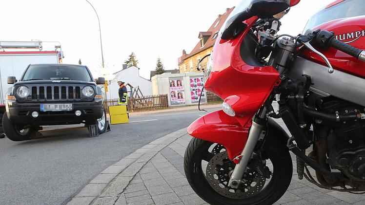 Ein 32-jähriger Motorradfahrer aus Bamberg kam ums Leben, als er mit seiner Maschine unter einen Geländewagen geriet. Foto: Matthias Hoch