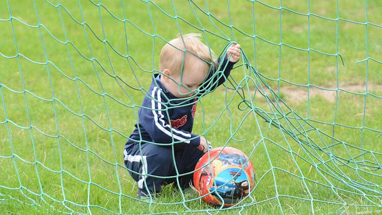 Bunt ist besser: Die farbige Kugel eingenetzt hat dieses Jungtalent am Rande des Kreisliga-Spiels in Bad Brückenau. Foto: ssp