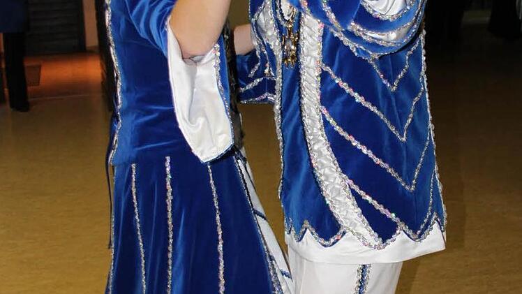 Das neue Mainleuser Prinzenpaar Philipp I. (Nüßlein) und Andrea I. (Linz) tanzt in den siebten Faschingshimmel hinein.