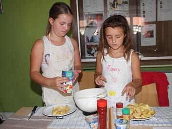 Amy (li.) und Romy(re.) haben sich für die Zubereitung von Backofenkartoffel entschieden.  Foto: Gerda Völk