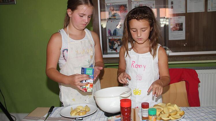 Amy (li.) und Romy(re.) haben sich für die Zubereitung von Backofenkartoffel entschieden.  Foto: Gerda Völk
