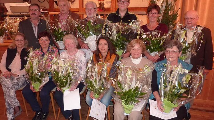 In der dritten Gruppe konnte Kreisvorsitzender Fritz Pohl elf Hobbygärtner aus dem Landkreis Kronach für ihr ökologisches Engagement im Garten ehren. Mit im Bild zweiter Bürgermeister Jürgen Kern (stehend, links). Foto: Gerd Fleischmann
