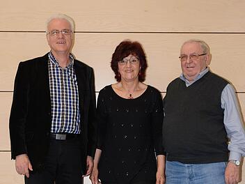 Hans Bauer (links, 40 Jahre) und Alfred Balling (rechts, 60 Jahre) erhielten von der Vorsitzenden Hedwig Steinert eine Auszeichnung für langjährige Mitgliedschaft. Foto: Björn Hein