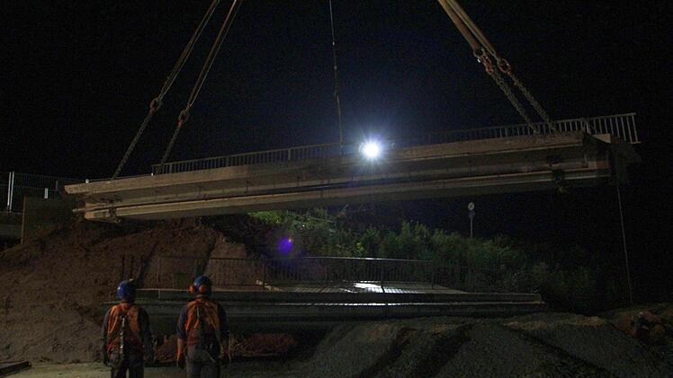 Die Brücke zwischen Kersbach und Baiersdorf wird demontiert. Foto: Josef Hofbauer