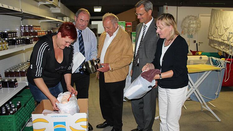 Gabriela Kreller-Laugwitz, Christian Lisch, Ewald Münch und Reinhard Lugschi (v. r.) besuchten Swenja Ott im Lebensmittelpunkt und begutachteten die "Startersets" für Asylbewerber, von denen mit Hilfe des Freundeskreises 2000 Stück zusammengestellt und verteilt werden konnten.  Foto: Larissa Händel