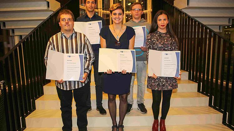 Sie sind nun Assistenten im Gastgewerbe (von links): Christian Gampert, Djalil Rahmani, Christiane Renk, Emil Wansidler und Duygu Altun.