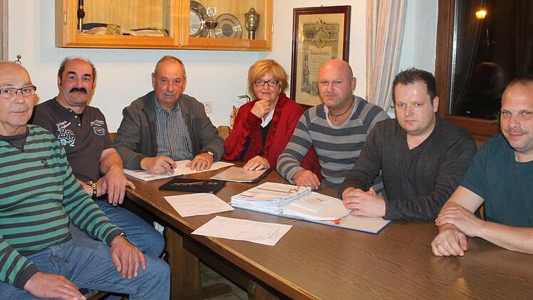 Die Vorstandschaft der frisch gegründeten Bürgerinitiative will alles daran setzen, um die Gebührenbescheide abzuwenden. Von links Beisitzer Friedrich Bock, Zweiter Vorsitzender Gerhard Schneider, Erster Vorsitzender Günther Vetter, Kassier Ilona Esper, und die Beisitzer Ralf Martin, Michael Ammon und Steffen Vetter. Schriftführer Jürgen Eller war nicht anwesend. Foto: Janina Reuter