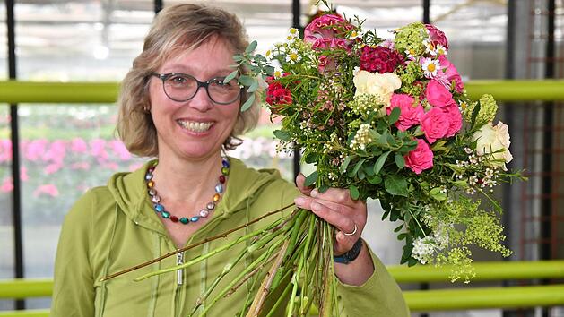 Heike Böhmer zeigt, wie's geht: Die Blumenstängel werden erst abgeschnitten, wenn der Strauß fertig ist. Fotos: Ronald Rinklef