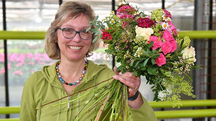 Heike Böhmer zeigt, wie's geht: Die Blumenstängel werden erst abgeschnitten, wenn der Strauß fertig ist. Fotos: Ronald Rinklef