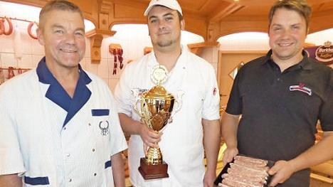 Die erfolgreichen Metzger: Markus Wagner mit Pokal sowie Peter (links) und Marc Wehrfritz (rechts).  Foto: Thomas Weichert