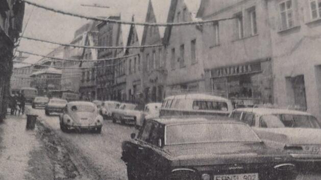Die Langgasse 1968 - damals noch eine befahrene   Stra&szlig;e.