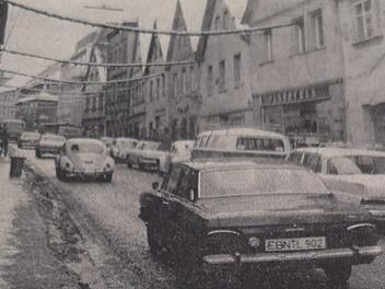 Die Langgasse 1968 - damals noch eine befahrene   Straße.