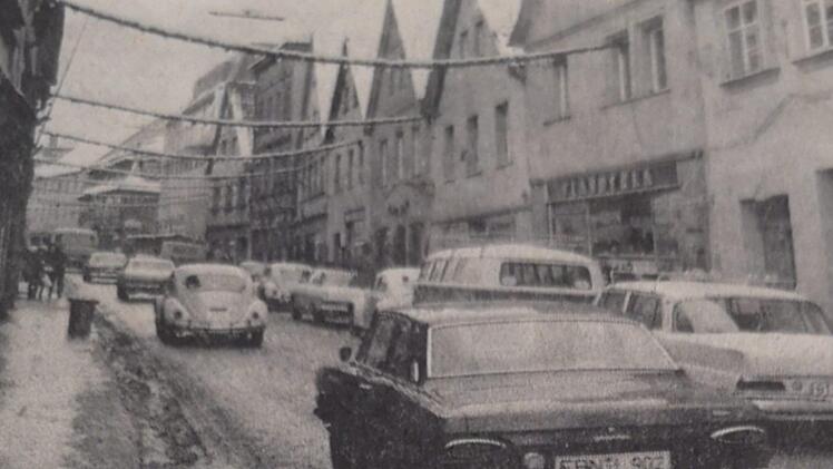 Die Langgasse 1968 - damals noch eine befahrene   Straße.