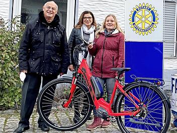 Bei der Gewinnübergabe, von links: Hajo Laugwitz, Clubpräsidentin Carola Schwank und Gewinnerin Julia Graf