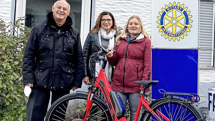 Bei der Gewinnübergabe, von links: Hajo Laugwitz, Clubpräsidentin Carola Schwank und Gewinnerin Julia Graf