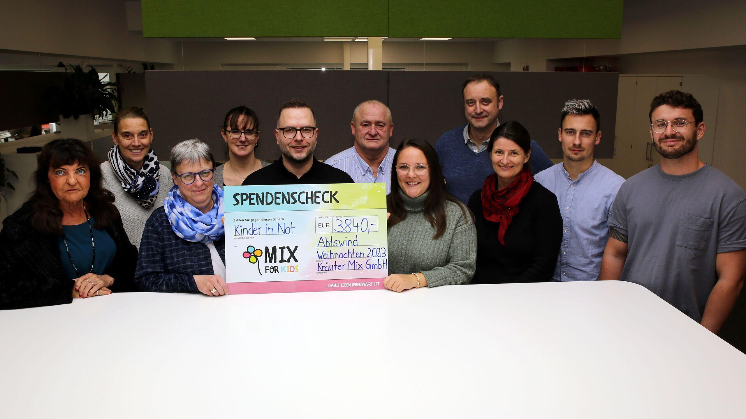 Mitarbeiter von Kräuter Mix spenden ihr Weihnachtsgeschenk