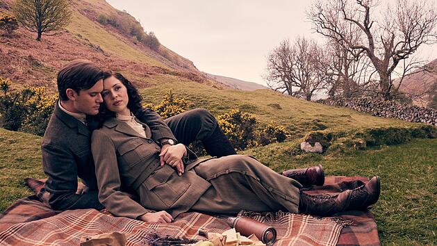Die traumhafte Landschaft der schottischen Highlands spielt auch in "Outlander: Blood Of My Blood" die heimliche Hauptrolle. Vor den grünen Hügeln erzählt das Prequel unter anderem, wie sich Henry Beauchamp (Jeremy Irvine) und Julia Moriston (Hermione Corfield) einst kennengelernt haben.