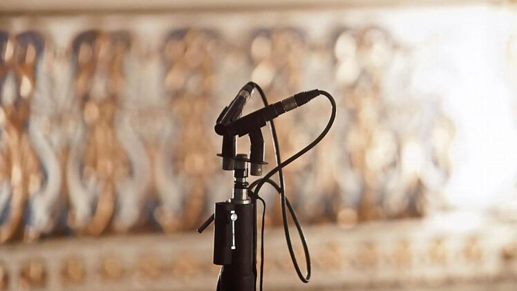 Mikrofone im historischen Zuschauerraum des Landestheaters.