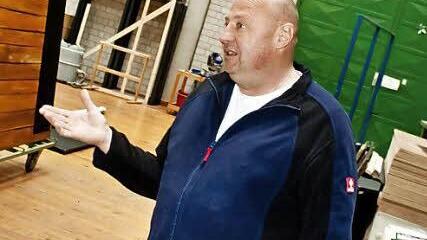 Werkstattleiter Thomas Müller im Montagesaal. Hier wird an diesem Samstag das Bühnenbild erstmals probeweise zusammengebaut.