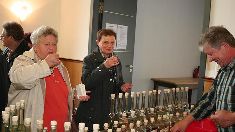 Im Saal gab es Hochprozentiges und Gesundes zum Trinken