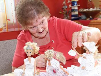 Oma Sieglinde Härtel häkelt auch das passende Zubehör, wie Umhänge und Taschen.  Fotos: Gerda Völk