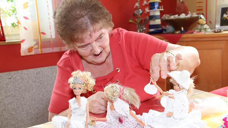 Oma Sieglinde Härtel häkelt auch das passende Zubehör, wie Umhänge und Taschen.  Fotos: Gerda Völk