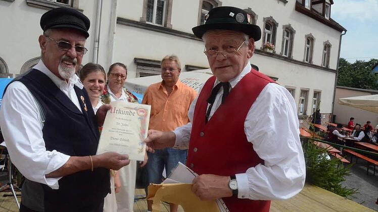 Dieter Eidloth wurde für 50 Jahre aktiver Trachtenträger und für Verdienste um die Trachtenbewegung vom stellvertretenden Vorsitzenden des Trachtengauverbandes Oberfranken, Gregor Lorsbach, mit der goldenen Verdienstnadel und Urkunde des Trachtengauverbands Oberfranken geehrt. Foto: Karl-Heinz Hofmann