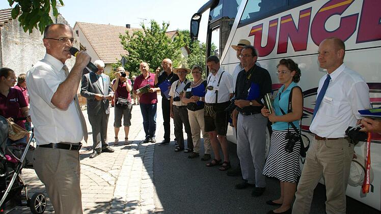 Landrat Wilhelm Schneider und Zweiter Bürgermeister Hans Albert begrüßten die Landeskommission des Wettbewerbs "Unser Dorf hat Zukunft - Unser Dorf soll schöner werden". Foto: Sabine Weinbeer