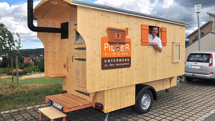 n Kürze wird Pastoralreferent Volker Krieger aus Knetzgau mit seiner Pilger-Kirche unterwegs zu den Menschen der Pfarreiengemeinschaft Knetzgau sein. Er möchte damit dem Namen Jahwes ein Angesicht geben, mitten unter den Menschen unaufdringlich da sein, Brennpunkte aufsuchen und in der Haltung der Gastfreundschaft geduldig warten, um zu beten, zu schweigen, zu zuhören, zu segnen, Zeit zu verschenken, Gottesdienst zu feiern und zu leben.
