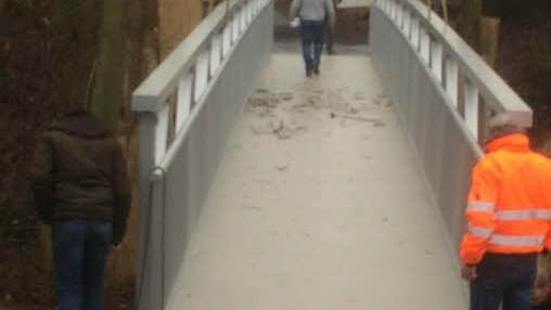 Einbau der neuen Brücke an der Lebenshilfe. Foto: Klaus Friesleben