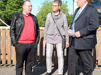 Pfarrer Jens Arnold, Zweite Bürgermeisterin Jutta Köhler und MdL Walter Nussel (v.l.) freuen sich über den Förderbescheid. Foto: Johanna Blum