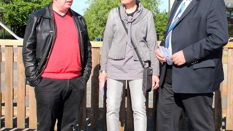 Pfarrer Jens Arnold, Zweite Bürgermeisterin Jutta Köhler und MdL Walter Nussel (v.l.) freuen sich über den Förderbescheid. Foto: Johanna Blum