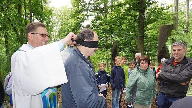 Jede Person ist unverwechselbar und einmalig, das stellte Diakon Wolfgang Dömling bei einem Experiment in dem Wortgottesdienst anlässlich zehn Jahre Franziskusweg unter Beweis. Foto: Marion Eckert