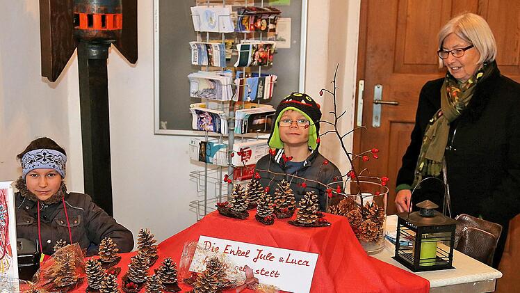 Geschäftstüchtig sind Jule und Luca, Enkel von Christine Müller. Sie  verkauften beim Kunsthandwerkermarkt selbst gebastelten Weihnachtsschmuck. Foto: Dieter Britz