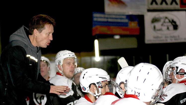 Trainer Martin Reichert (links) weiß um die Schwere der beiden Aufgaben der Haßfurter "Hawks" in  Amberg  und gegen  Vilshofen. Doch auch wenn die beiden Topangreifer Jakub Sramek und Michal Babkovic fehlen, soll ein weiterer Schritt Richtung Aufstiegsrunde gemacht werden.