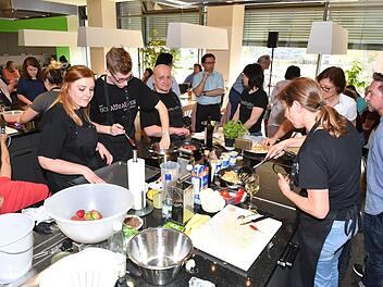Das Team des Kulmbacher "Schauhaufens" erkocht sich den Sieg beim 4. Kulmbacher Familienkochduell. Foto: Ronald Rinklef