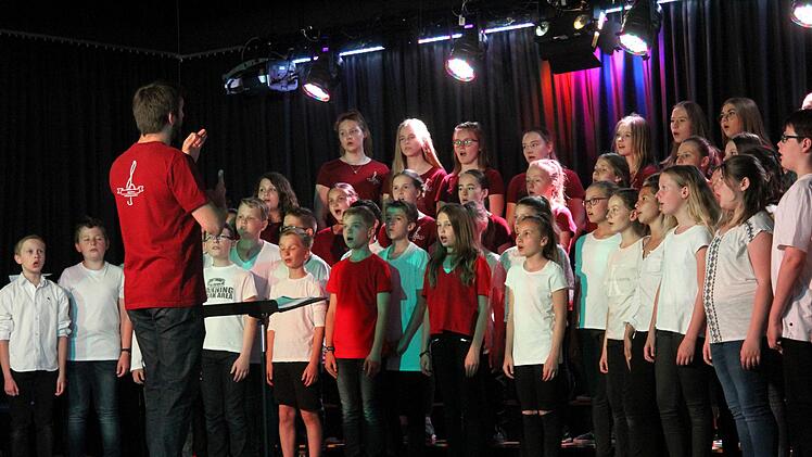 Die "Singing-Voice" der Eltmanner Realschule umrahmten das Programm.Günther Geiling