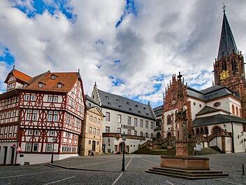 Der Blick auf die älteste Kirche Aschaffenburgs - die Stiftskirche St. Peter und Alexander.Foto: Pixabay/lapping