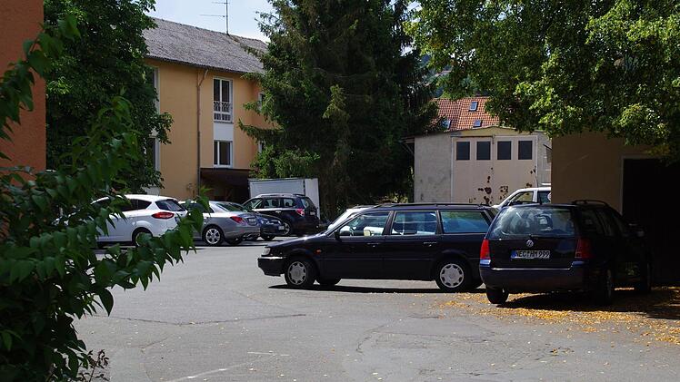 Wenig einladend: Der Gang durch den "Schulhof". Foto: Marco Meißner