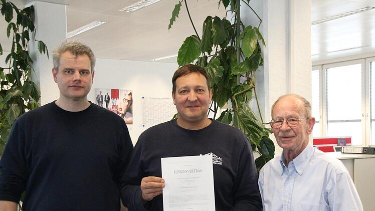 Pochen auf den Fusionsvertrag mit der Handwerkskammer Oberfranken: Die drei Innungsmeister Volker Grempel (Elektro), Oliver Krummholz (Metallbau) und Knut von Berg (früherer Obermeister Bau). Demnach muss das Berufsbildungs- und Technologiezentrum in Coburg erhalten werden. Foto: Simone Bastian