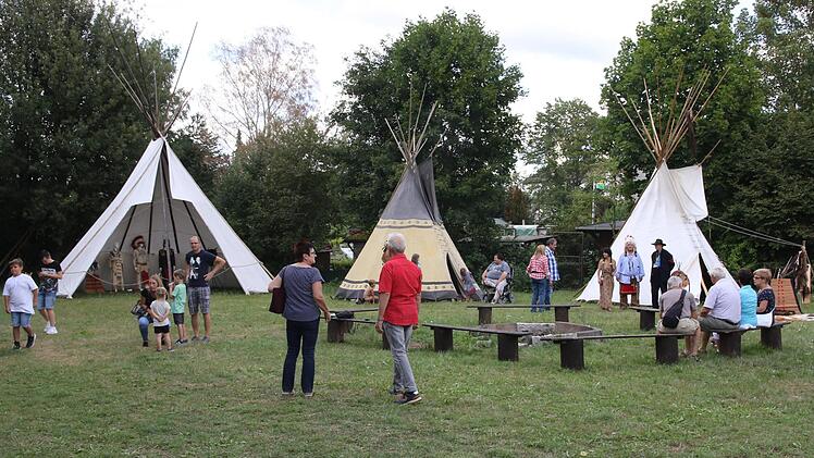 Einige Indianerzelte waren im Authentikbereich aufgebaut und stieße bei den Besuchern auf besonderes Interesse. Foto: Michael Stelzner