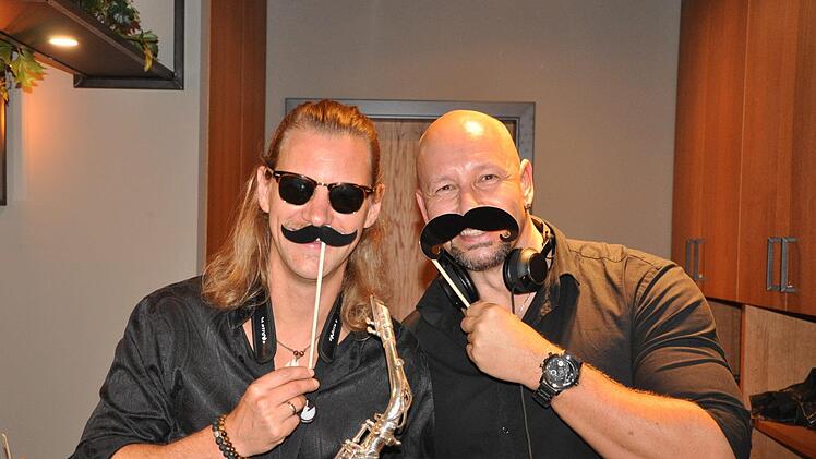 Saxofonist  "Saintro-P" und "DJ Roger Miller", die eigens aus Tirol anreisten, beschallten die G&auml;ste mit wummernden Beats. Foto: Leo H&uuml;hnlein