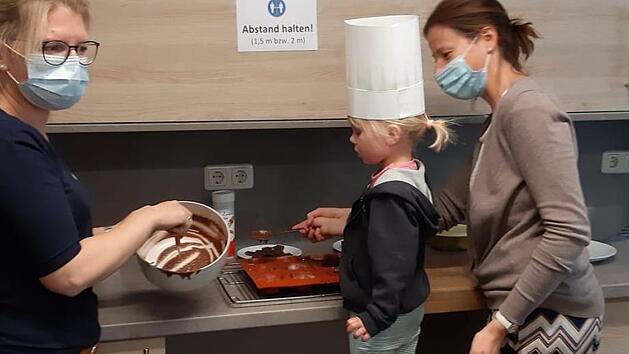 Martina Edelmann (links) und Tanja Kaiser (rechts) kochen bei B&uuml;ndnis Familie mit Isabella . Elisabeth Kinalele
