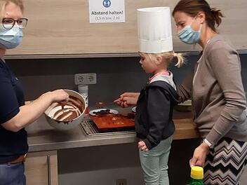 Martina Edelmann (links) und Tanja Kaiser (rechts) kochen bei Bündnis Familie mit Isabella . Elisabeth Kinalele